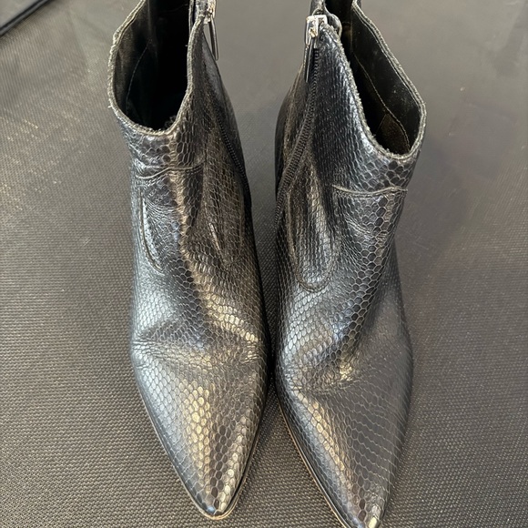 👢Vince Camuto Snake Embossed Pointed Toe Bootie - Size 8.5 - Picture 2 of 12